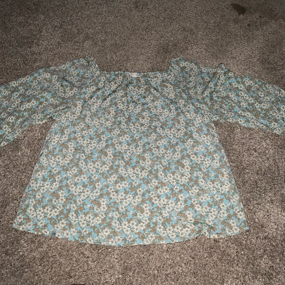 Large Cato Floral Blouse 👚 great for spring.